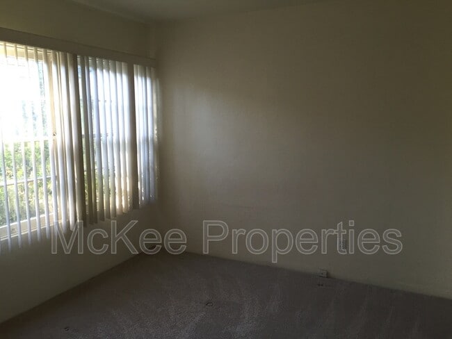 Building Photo - 2634 Myrtle Ave