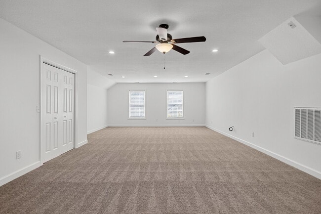 Building Photo - Large townhome in the Desirable Southbridge Community