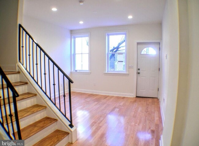 Building Photo - Gorgeous queen village property available
