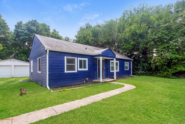 Building Photo - Fantastic 3bd/2ba home! Coming soon!