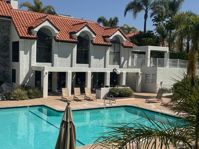 Building Photo - Palm Colony End Unit | Resort Living Included!