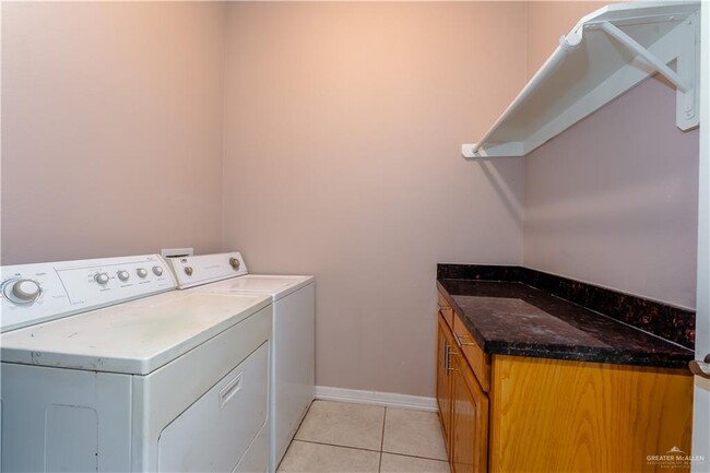 Building Photo - 3036 Regal Dr