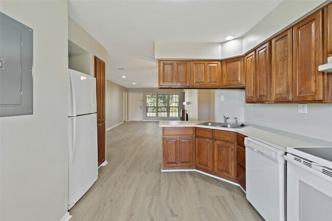 Building Photo - 200 Panorama Dr