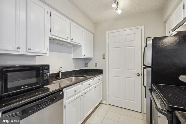 Building Photo - 1536 Lincoln Way