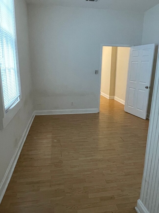 Building Photo - 2BD/1BA Shotgun in MidCity, with Backyard!