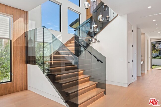 Building Photo - 4708 Noble Ave