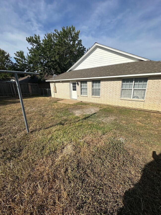 Building Photo - 2612 Cheyenne Dr