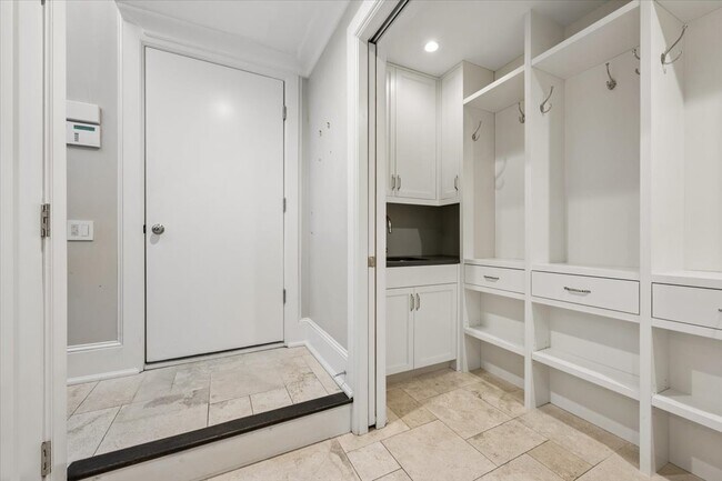 Building Photo - 458 W Deming Pl
