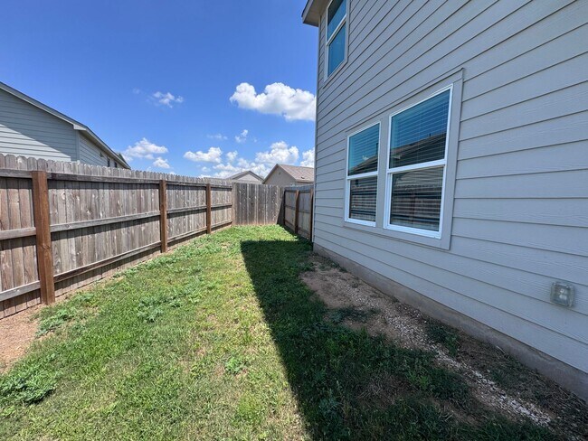 Building Photo - 4bd 2.5 ba in New Braunfels