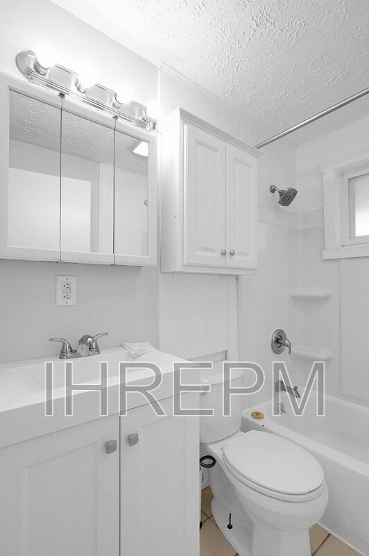 Building Photo - 6403 Roselawn Ave