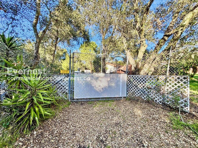 Building Photo - 6489 Rainbow Heights Rd