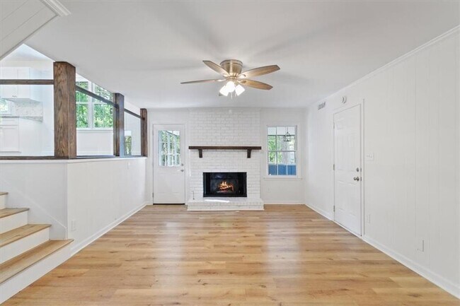 Building Photo - 1129 Pinehurst Rd