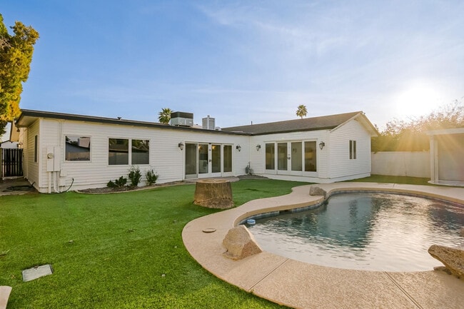 Building Photo - 5328 E Pinchot Ave