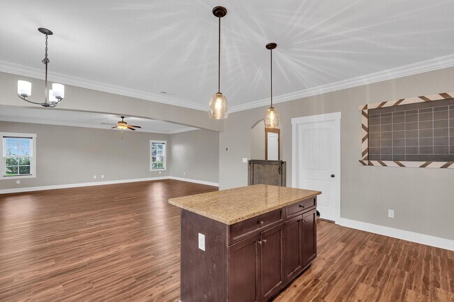 Building Photo - Large home in Swansboro School District