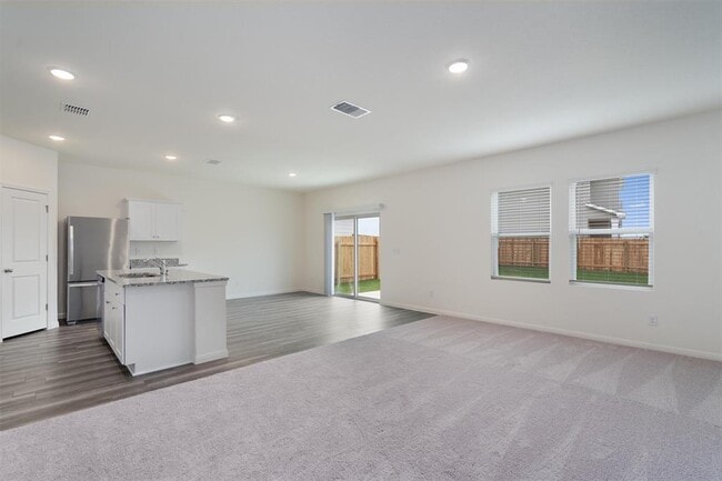 Building Photo - 1000 Sika Cv