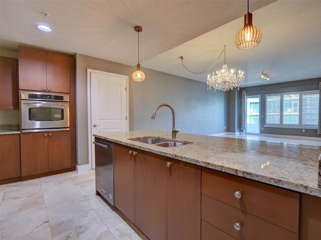 Building Photo - 100 S Eola Dr