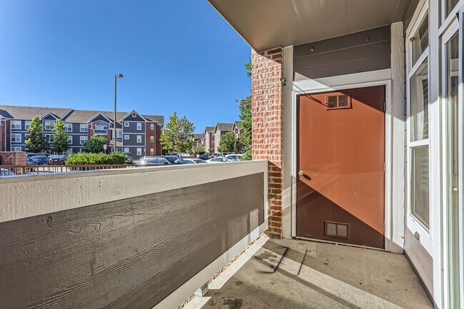 Building Photo - Move in ready 2-bedroom Condo- Community P...