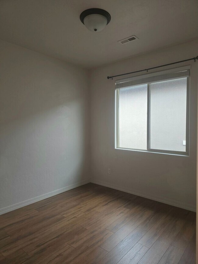 Building Photo - 585 Ravenna Ct