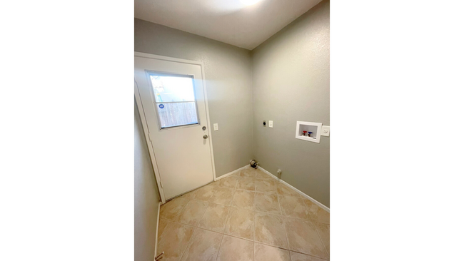 Building Photo - Temecula Pool Home - 4 Bed | 2.5 Bath