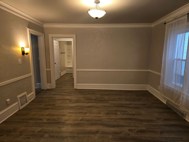 Building Photo - VIDEOTOUR: Gorgeous Victorian 4-bedroom home with Huge Garage! PETS WELCOME