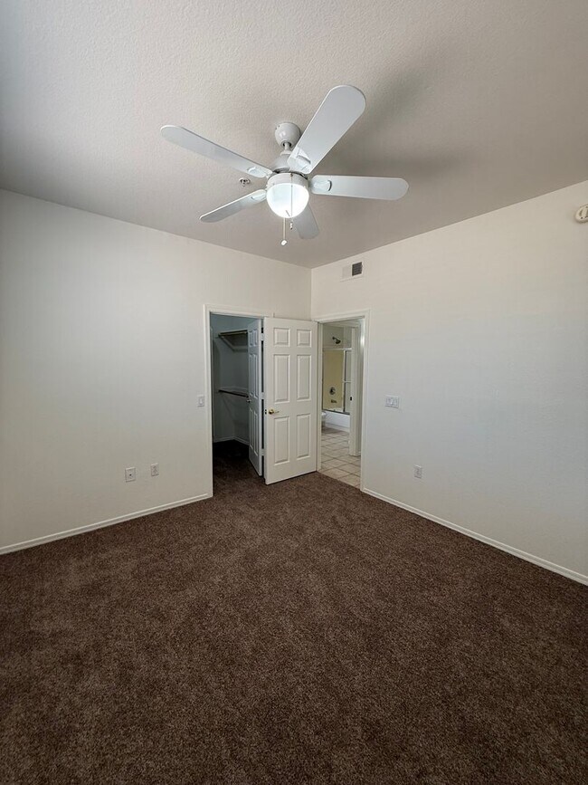 Building Photo - 3 Bedroom Townhouse with Garage, Gated Com...
