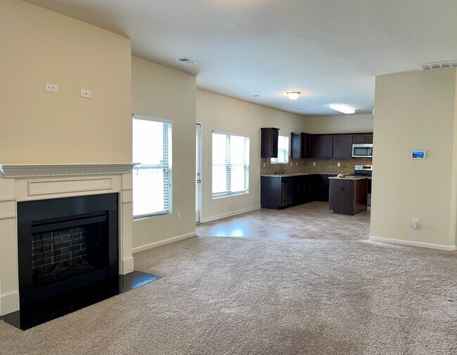 Building Photo - Spacious, Immaculate 4 Bed/2.5 Bath Home i...