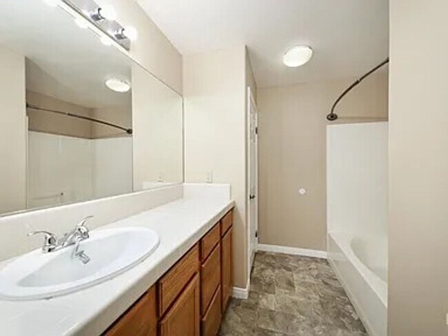 Building Photo - Beautiful Single-family home!