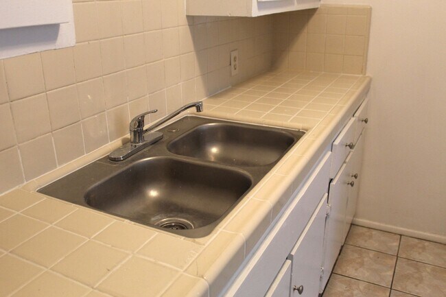 Building Photo - Cute Home for Rent South Bakersfield Cul De Sac