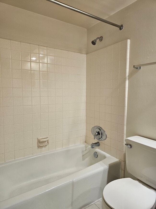 Building Photo - Spacious and bright BG Home