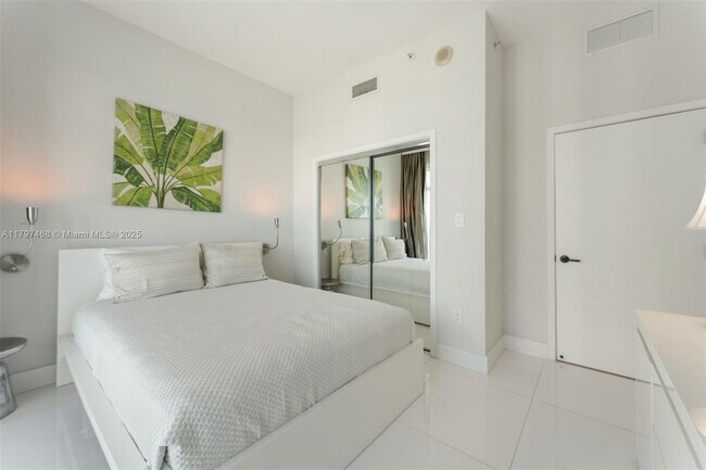 Building Photo - 6801 Collins Ave