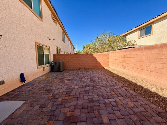 Building Photo - 3 BED 2.5 BATH 2 CAR GARAGE TOWNHOUSE w/ PRIVATE BACKYARD in GATED COMMUNITY.
