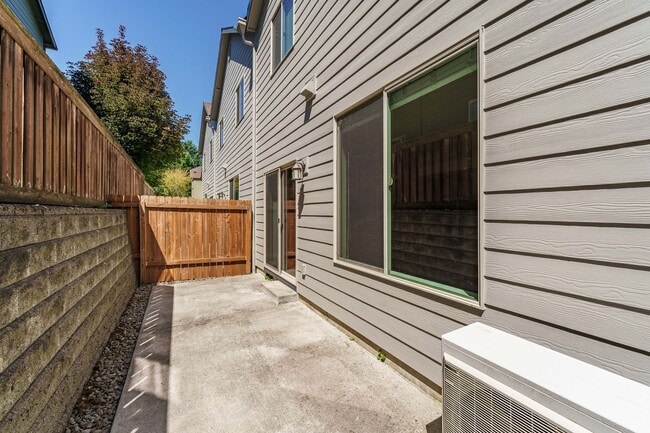 Building Photo - ASK ABOUT OUR AUGUST MOVE IN SPECIAL: Spac...