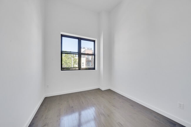 Building Photo - 1106 Halsey St