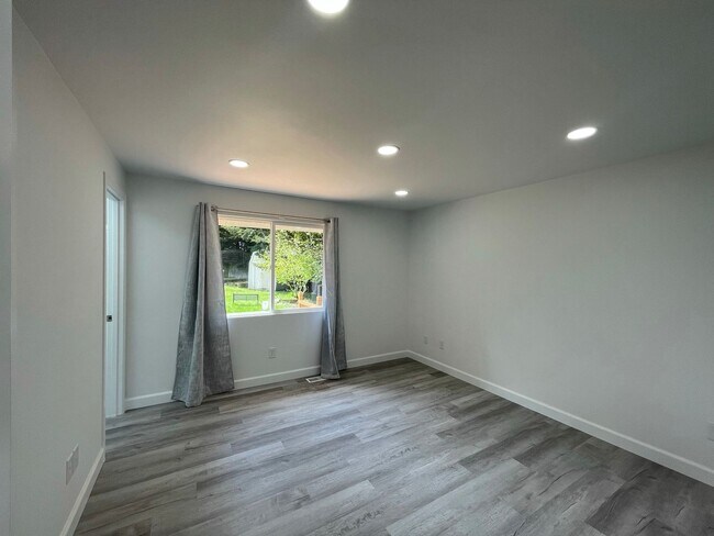 Building Photo - 38019 24th Ct S