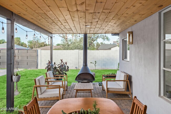 Building Photo - 1702 W Glenrosa Ave