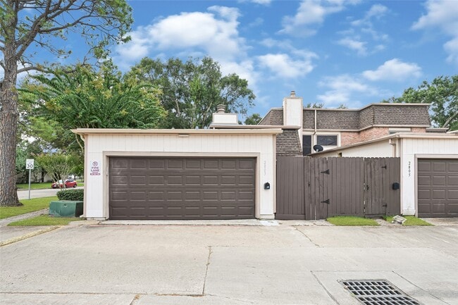 Building Photo - 2803 Camelot Ln