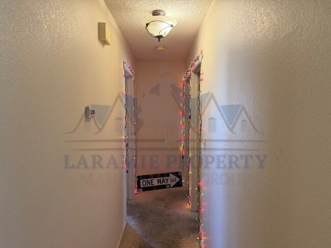 Building Photo - 3 Bed 2 Bath Townhome with Garage