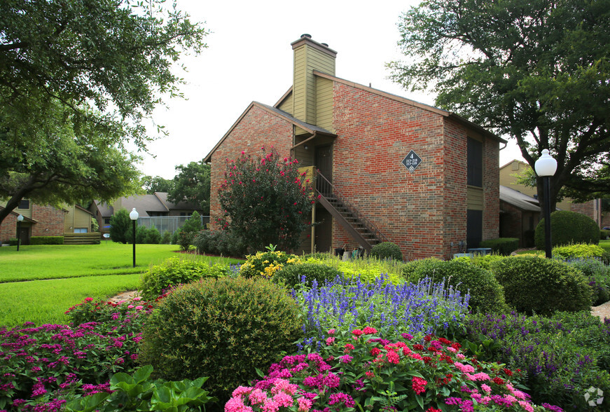 Primary Photo - Woodlake Apartments