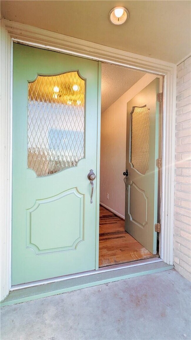 Building Photo - Charming 3-Bed, 2-Bath Oasis on West 6th Street - Spacious 2,685 Sq Ft Home in McGregor, TX!