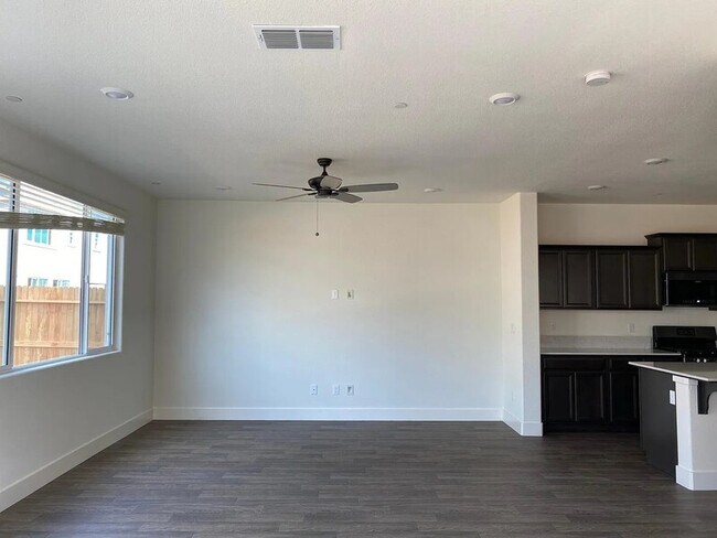Building Photo - 2454 Fidalgo Wy