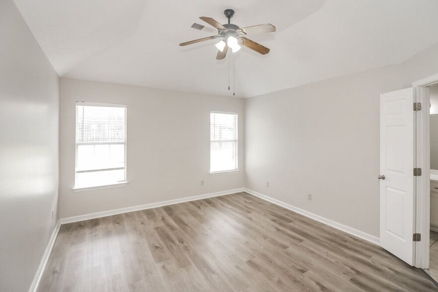 Building Photo - 6987 Country Walk Dr