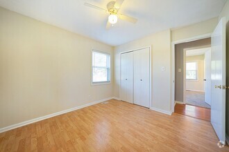 Building Photo - Charming 3-bed/2 bath home with large yard...