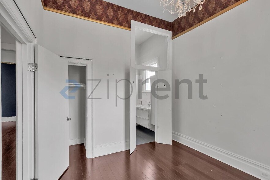 Building Photo - Unit 1005