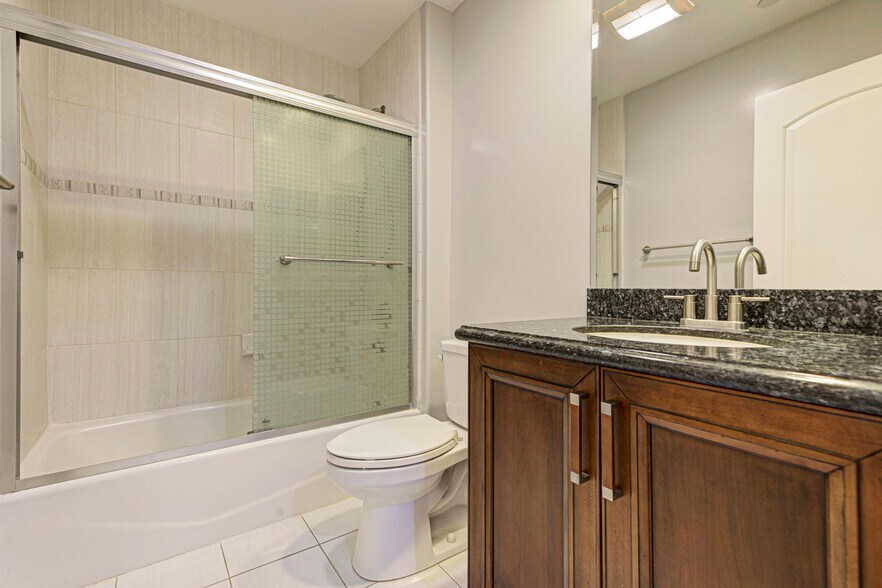 Building Photo - 556 E Palm Ave