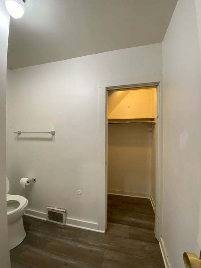 Building Photo - 748 N Lake St