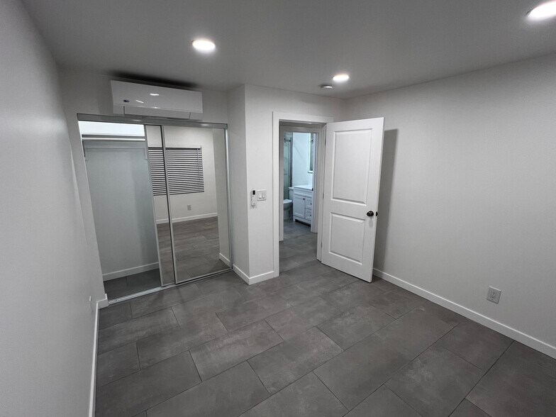 Building Photo - 9717 Oak St