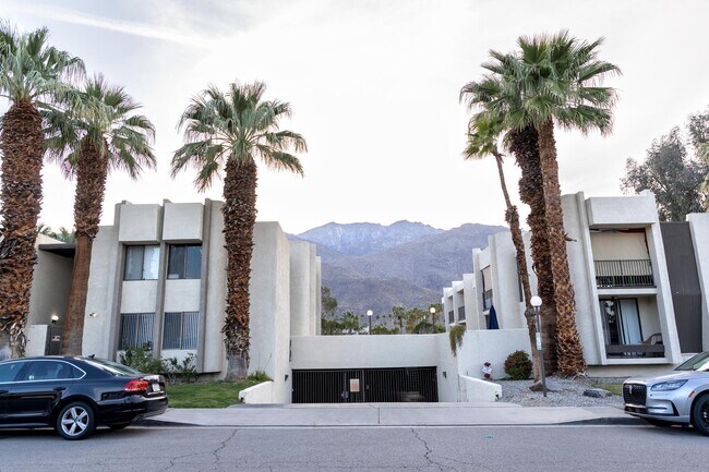 Building Photo - 1400 E Palm Canyon Dr