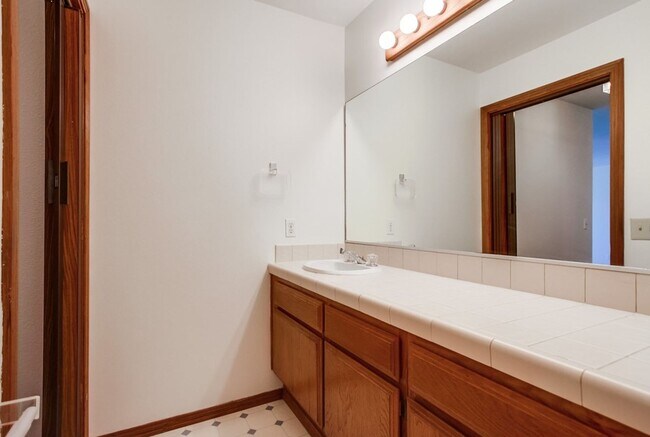 Building Photo - Prime Carlsbad Location - Available July 2025