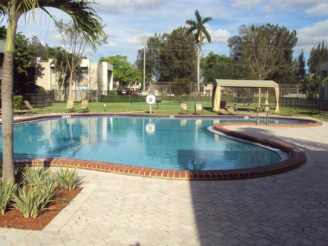 Building Photo - 8530 Old Country Manor