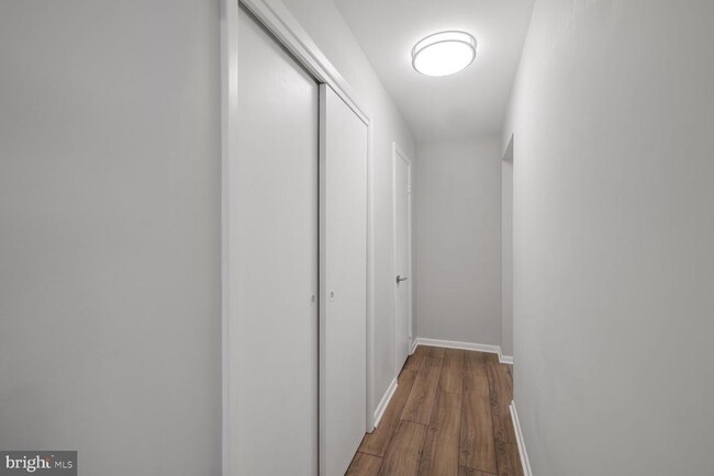 Building Photo - 3860 Lyndhurst Dr